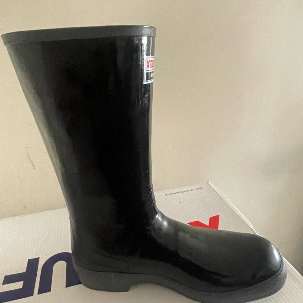 Mens Fishing boots in (blk) brand new in the original box never worn size(15)